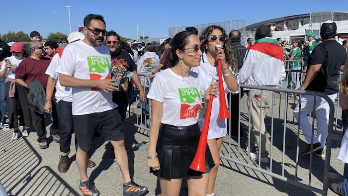 Des amateurs de soccer devant le stade où s'est déroulé le premier match de l'équipe nationale iranienne à Los Angeles.