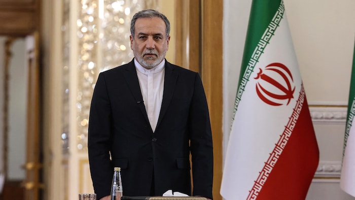 Le ministre participe à une réunion avec les ambassadeurs étrangers en Iran.