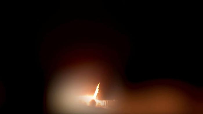 Une capture d'écran tirée d'une vidéo diffusée par l'Iran montrant un missile lancé par ce pays.