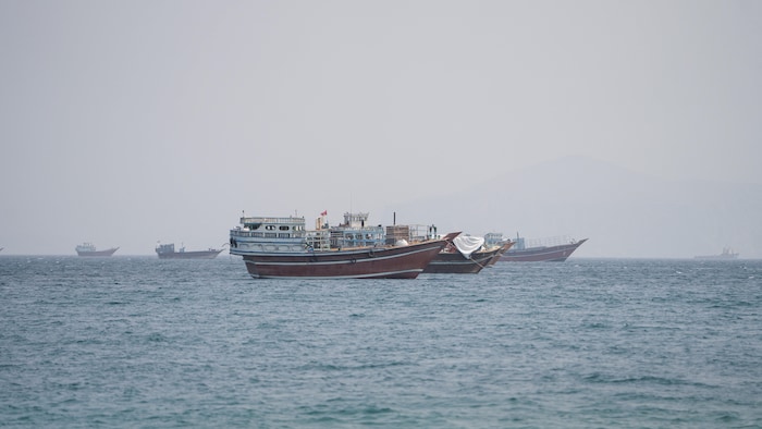 Des navires sur l'eau.