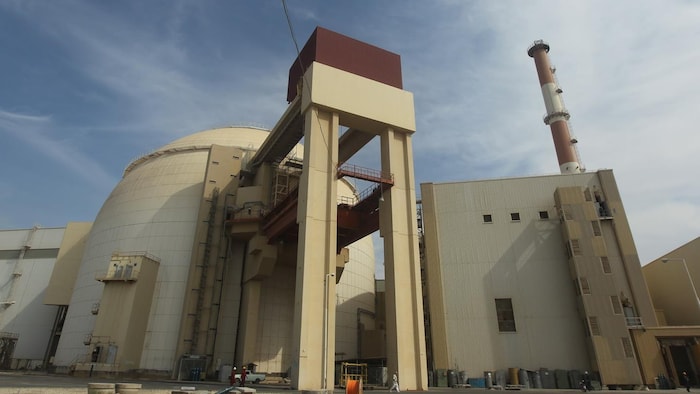 Plan général de la centrale avec, au centre, un grand bâtiment en forme de dôme.