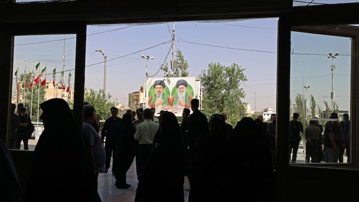 Des Iraniens se rassemblent à la mosquée de l'Imam Khomeini (Mosalla) pour rendre hommage aux victimes des guerres passées ainsi qu'à celles de la dernière guerre menée par les États-Unis et Israël, à Téhéran, le 24 mai 2026.