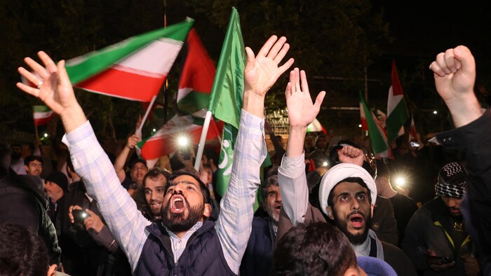 متظاهرون في طهران في 14 نيسان (أبريل) الجاري يعربون عن سعادتهم بقصف إيران مواقع في إسرائيل.