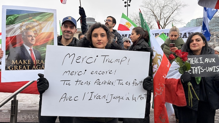 Des affiches remerciant Donald Trump et les États-Unis.
