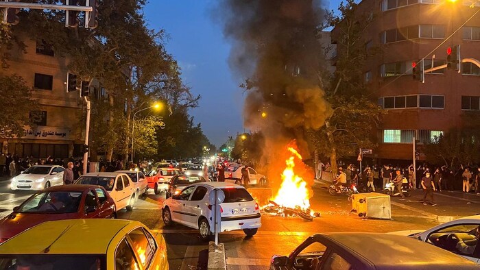 دراجة نارية للشرطة تحترق خلال تظاهرة في طهران في 19 أيلول (سبتمبر) 2022 احتجاجاً على وفاة مهسا أميني.