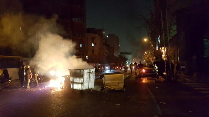 Des gens manifestent en Iran. 