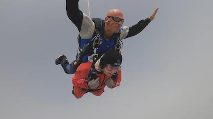Un homme et une femme en saut en parachute. 