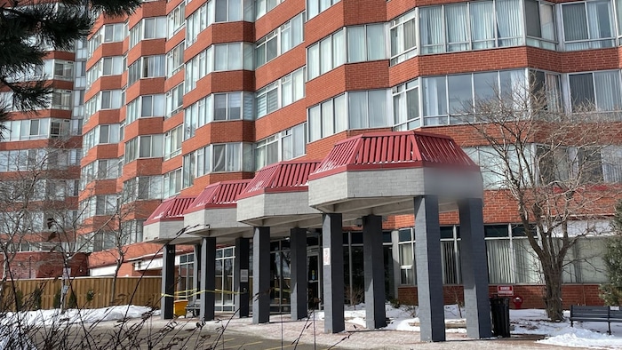 Un immeuble à logement à la fin de l'hiver.