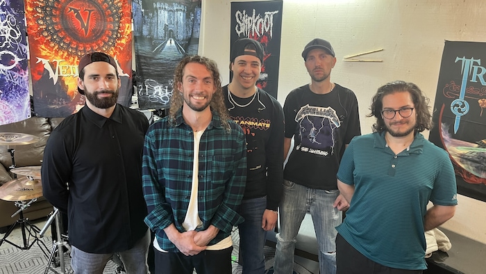 Le groupe IRIS dans son local de pratique à Jonquière.