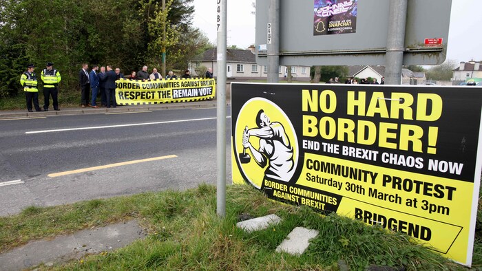 Des manifestants portent des banderoles contre le retour d'une frontière officielle entre les deux Irlandes.