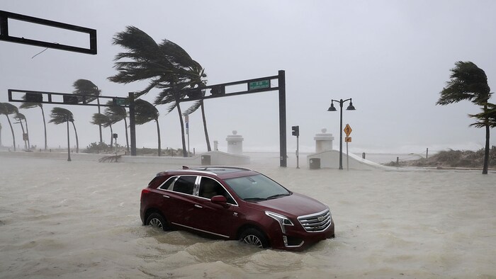 Une voiture a été abandonnée dans la tempête sur un boulevard longeant la plage à Fort Lauderdale sur la côte est de la Floride au moment où l'ouragan Irma frappe le sud de l'État se dirigeant vers la côte ouest.
