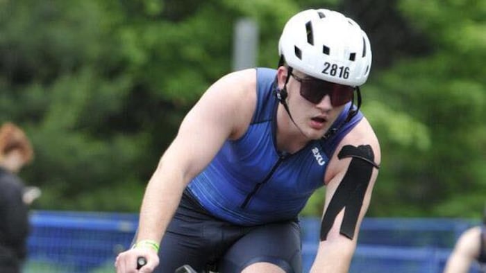 Pier-Anthony Bouchard sur un vélo durant l'Ironman.