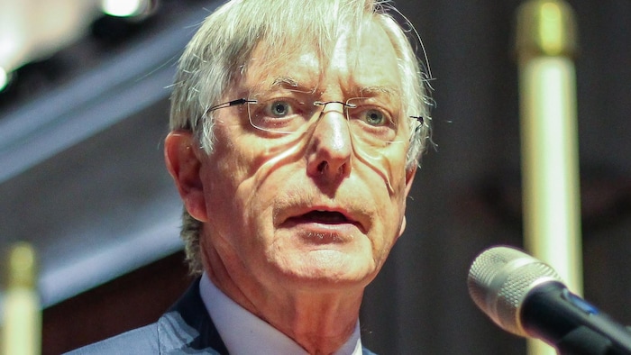 Irvin Waller parle devant un micro.