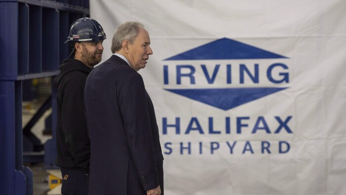 Une image de Jim Irving, le co-chef de la direction du chantier naval Irving d'Halifax, en compagnie d'un travailleur.
