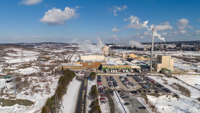 L'usine Irving Paper de Saint-Jean vue de drone. 