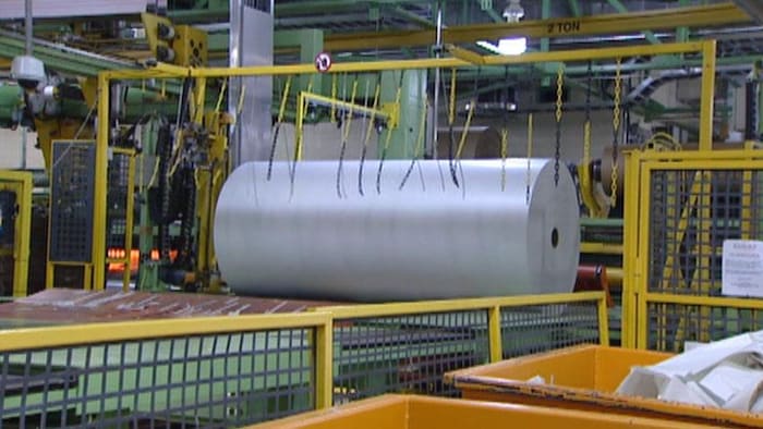 Un gros rouleau de papier dans l'usine déserte.