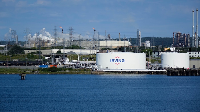 La raffinerie Irving est visible du centre-ville de Saint-Jean au Nouveau-Brunswick.