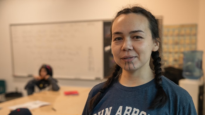 Portrait de l'enseignante dans sa classe.
