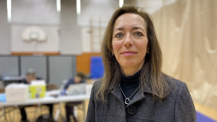 Isabelle Beaulieu dans une clinique de vaccination contre la rougeole aménagée à l’intérieur d’un gymnase d’une école de Québec.