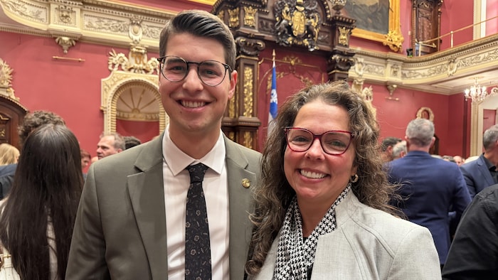 Un homme et une femme sourient à la caméra.