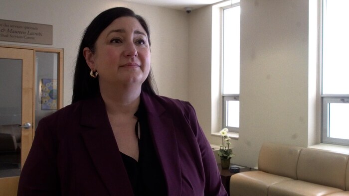 Portrait de Isabelle Bourgeault-Tassé en entrevue dans un salon.