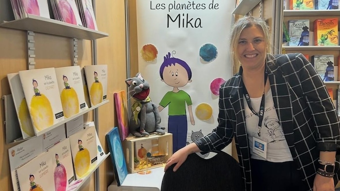 L'autrice Isabelle Cormier devant ses livres.
