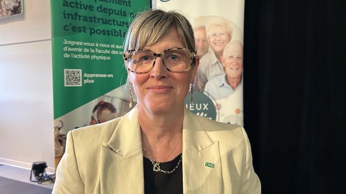 Isabelle Dionne sourit à la caméra