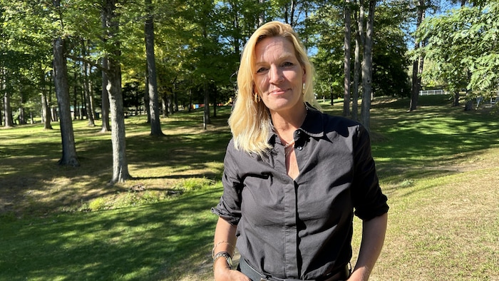 Isabelle Dorais, porte-parole du ministère des Transports et de la Mobilité durable en Estrie, qui sourit dans un parc.