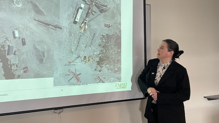 Isabelle Ducharme explique ce qui se trouve sur une image satellite du lieu de l'accident.