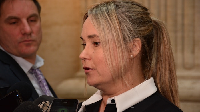 Isabelle Gaston dans une mêlée de presse.