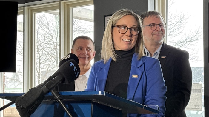 Isabelle Lefebvre derrière un lutrin et un micro.