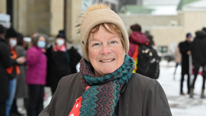 Isabelle Mckee-Allain, membre du conseil d’administration de la Coalition pour l’équité salariale, lors de la manifestation pour les droits des femmes à Fredericton, le 8 mars 2024.