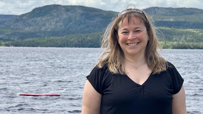 Isabelle Méthot pose devant la caméra sur la plage du Lac des Rapides.