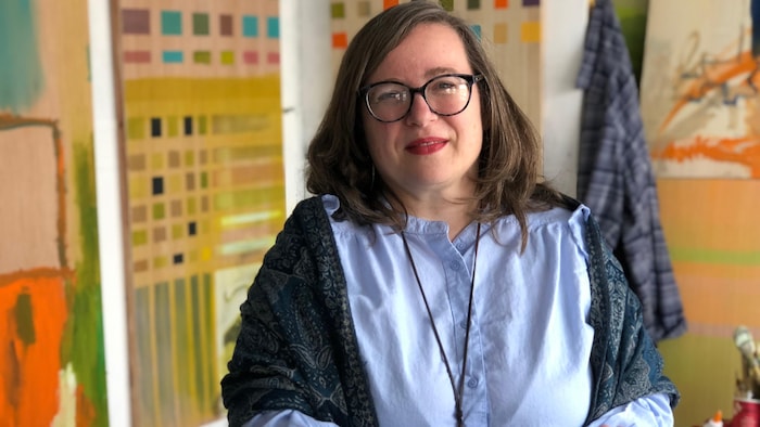 L'artiste Isabelle Michaud dans son atelier.