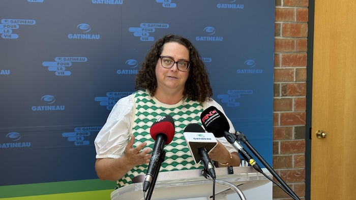 Isabelle N. Miron en mêlée de presse.