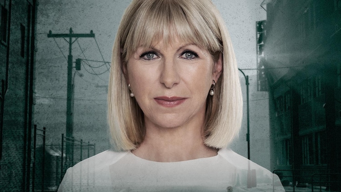 Portrait de la journaliste devant un décor de ville.