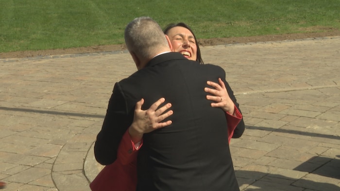 Isabelle Thériault enlace Robert Gauvin.