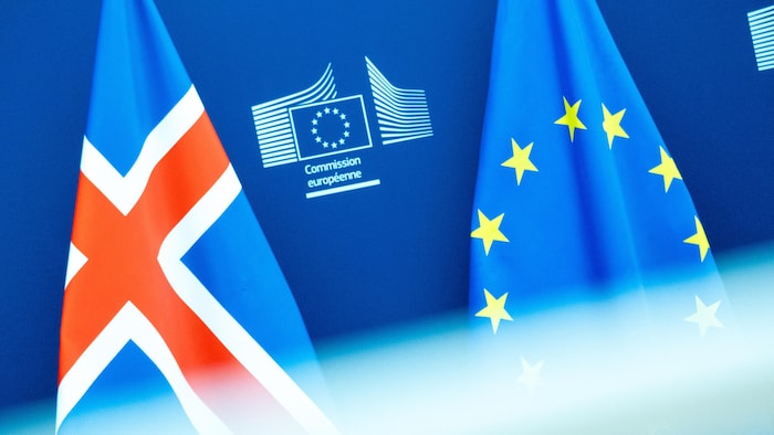 Les drapeaux de l'Islande et de l'Union européenne.