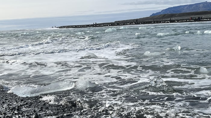 Des morceaux de glace quittent le lagon Jökulsarlon pour aller se jeter dans l’océan Atlantique.