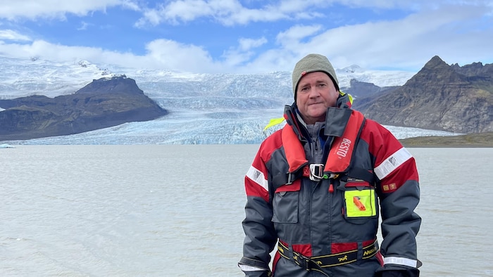 Snaevarr Gudmundsson devant un glacier.