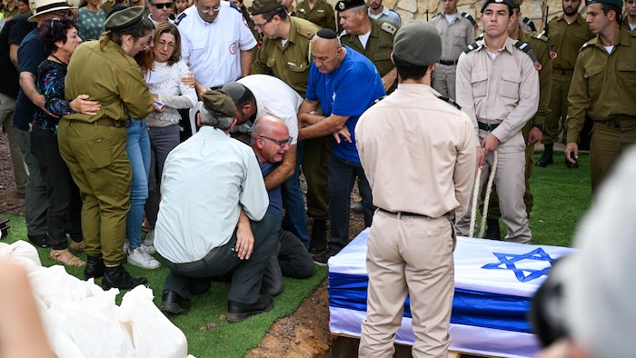 Des familles de victimes de l'attaque au kibboutz Be'eeri, près de la frontière israélienne avec la bande de Gaza.