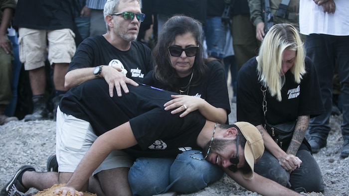 Des proches d'Israéliens tués lors d'une attaque menée par le Hamas sur le site du festival Nova, dans le sud d'Israël, pleurent leurs morts durant leurs funérailles, le 18 octobre 2023.