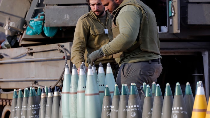 Des soldats israéliens inspectent des obus.