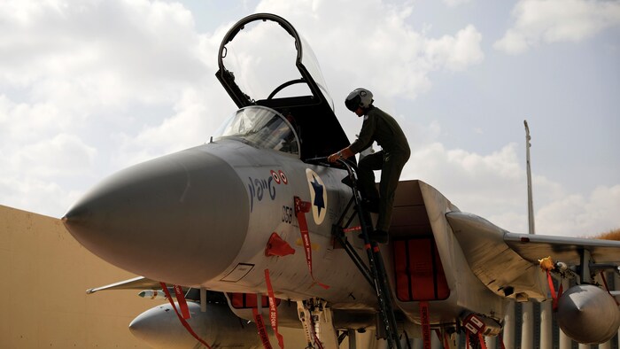 Un pilote embarque à bord d'un avion de chasse de l'armée de l'air israélienne.