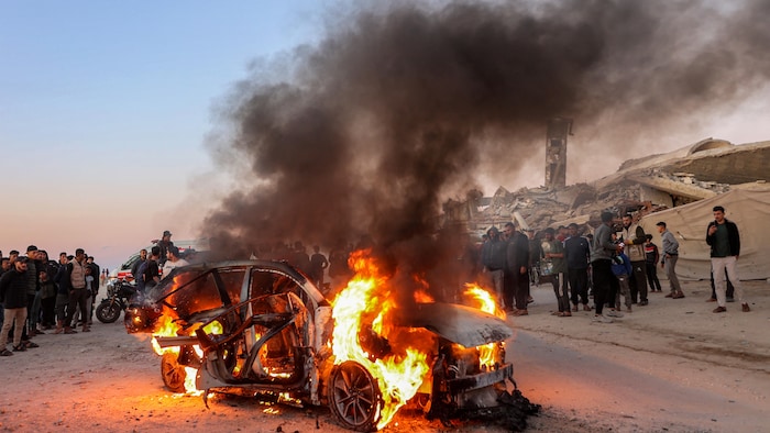 Des flammes s'élèvent après une frappe sur le véhicule du journaliste palestinien Mohammed Washeha, dans le sud de la ville de Gaza, le 8 avril 2026. 