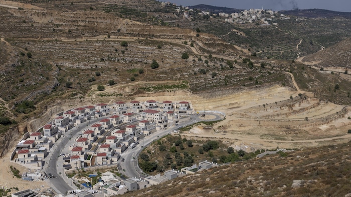 Un nouveau quartier dans une région montagneuse d'Israël vu des airs.
