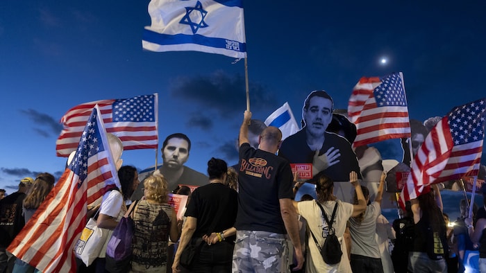 Des manifestants brandissant les drapeaux d'Israël et des États-Unis.