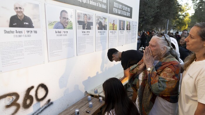 Des habitants du kibboutz de Kfar Aza se rassemblent près de l'armurerie du kibboutz alors qu'Israël commémore, le 6 octobre 2026, le troisième anniversaire des attaques du 7 octobre 2023, à Kfar Aza, en Israël.