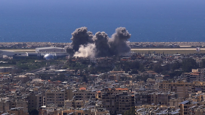 Un imposant nuage de fumée monte de Baabda, en banlieue de Beyrouth.
