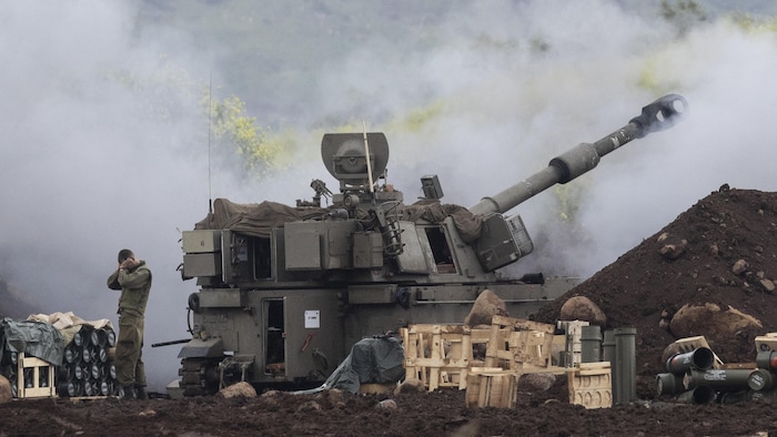 Une unité d'artillerie israélienne qui tire.